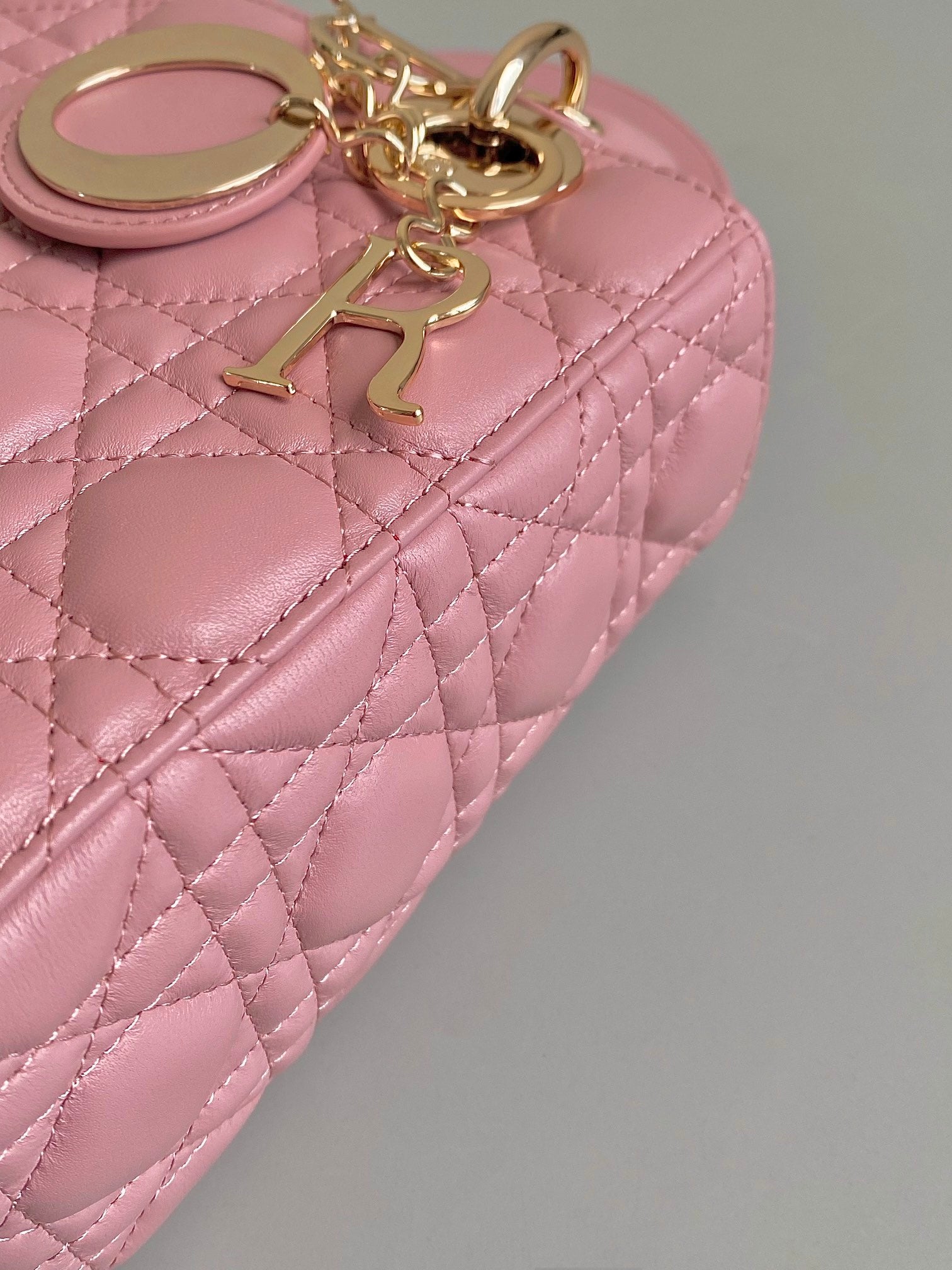 Small LADY 20 Powder PINK Lambskin