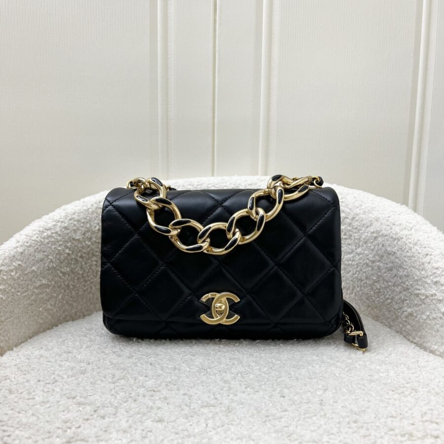 Chanel Flap Bag black – front view