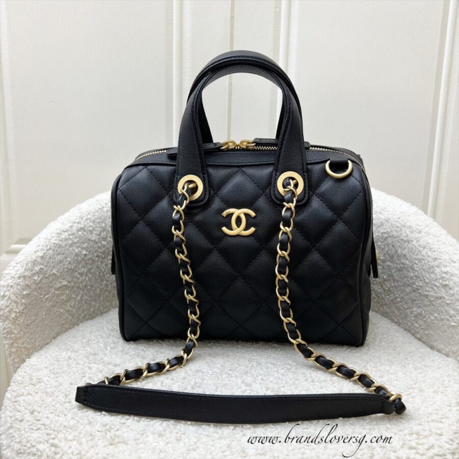 Chanel handbag black – front view