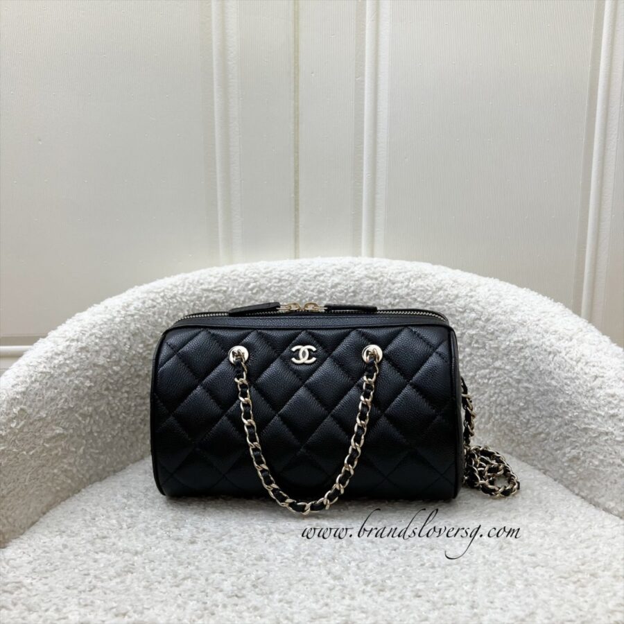 Chanel handbag black – front view