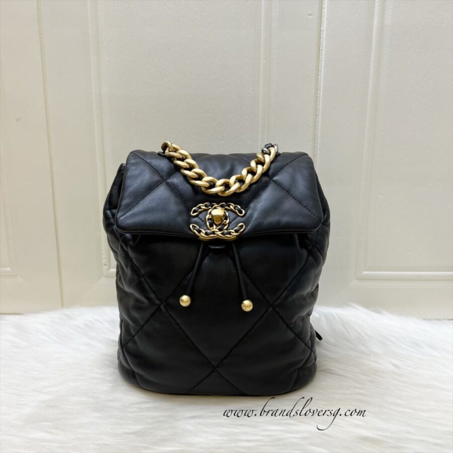 Chanel Chanel 19 black bag – front view